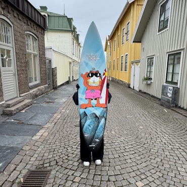 "Learn to Surf" av Mike Blomqvist, sprayfärg och akryl på surfbräda, 176x42 cm.