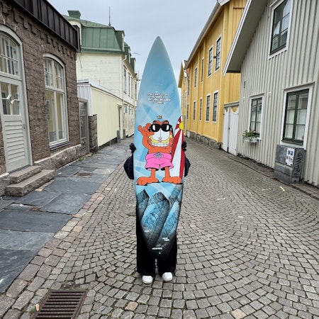 "Learn to Surf" av Mike Blomqvist, sprayfärg och akryl på surfbräda, 176x42 cm.