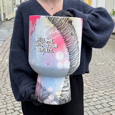 "Fill Me With Your Spirit" av Mike Blomqvist, handmålad vas, höjd 41 cm.