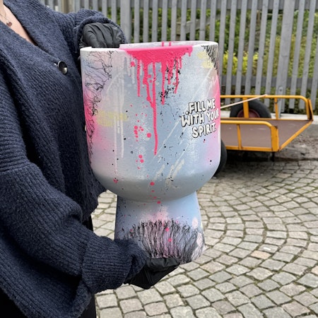 "Fill Me With Your Spirit" av Mike Blomqvist, handmålad vas, höjd 41 cm.