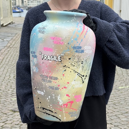 "Fragile" av Mike Blomqvist, handmålad vas, höjd 44 cm.