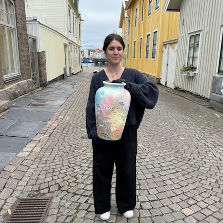 "Fragile" av Mike Blomqvist, handmålad vas, höjd 44 cm.