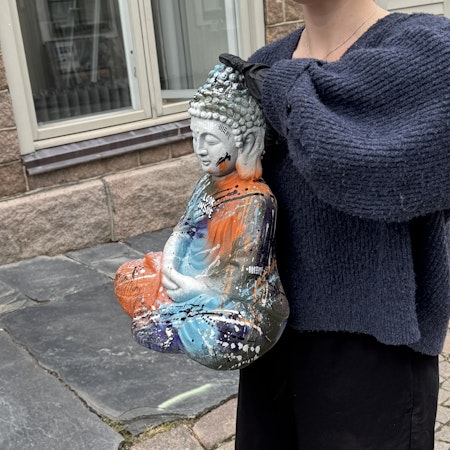 "Look Inside" av Mike Blomqvist, sprayfärg och akryl på statyett, höjd 43 cm.