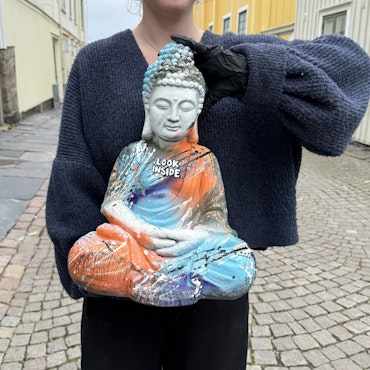 "Look Inside" av Mike Blomqvist, sprayfärg och akryl på statyett, höjd 43 cm.