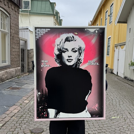 "Fear is stupid, so is regrets" av Mike Blomqvist, blandteknik med sprayfärg och akryl på duk med målad träram, 64x84 cm.