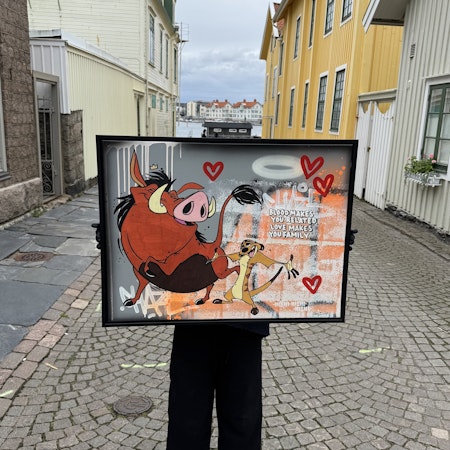 "Love makes you family" av Mike Blomqvist, blandteknik med sprayfärg och akryl på duk med målad träram, 64x84 cm.