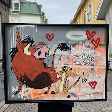 "Love makes you family" av Mike Blomqvist, blandteknik med sprayfärg och akryl på duk med målad träram, 64x84 cm.