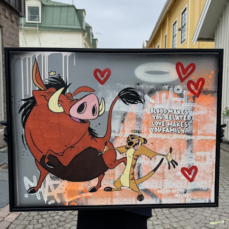 "Love makes you family" av Mike Blomqvist, blandteknik med sprayfärg och akryl på duk med målad träram, 64x84 cm.