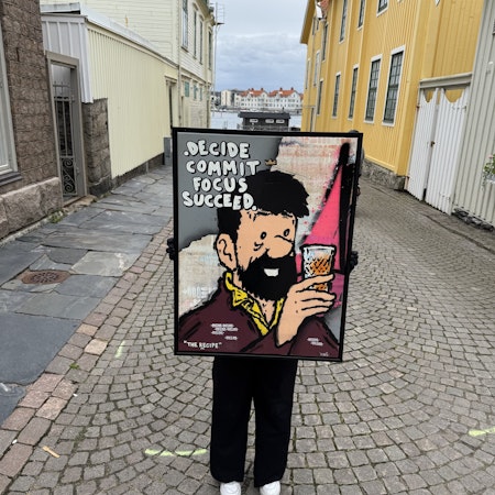 "The recipe" av Mike Blomqvist, blandteknik med sprayfärg och akryl på duk med målad träram, 64x84 cm.