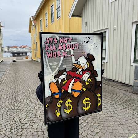 "It's not all about work" av Mike Blomqvist, blandteknik med sprayfärg och akryl på duk med målad träram, 64x84 cm.