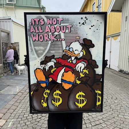 "It's not all about work" av Mike Blomqvist, blandteknik med sprayfärg och akryl på duk med målad träram, 64x84 cm.