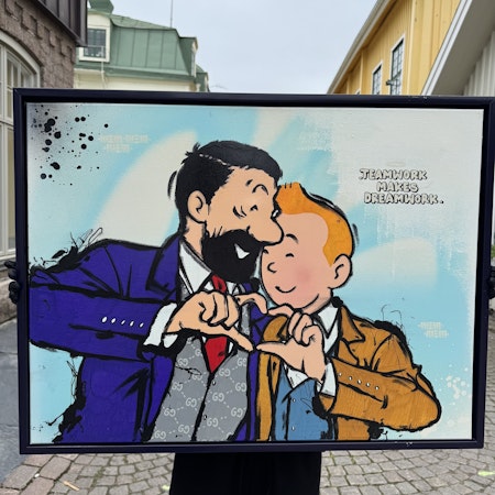 "Teamwork makes dreamwork" av Mike Blomqvist, blandteknik med sprayfärg och akryl på duk med målad träram, 64x84 cm.