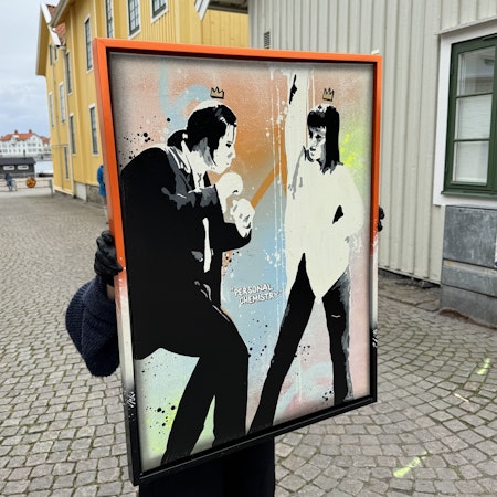 "Personal Chemistry" av Mike Blomqvist, blandteknik med sprayfärg och akryl på duk med målad träram, 64x84 cm.