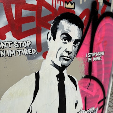 "I stop when I'm done" av Mike Blomqvist, blandteknik med sprayfärg och akryl på duk med målad träram, 64x84 cm.