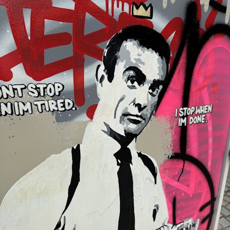 "I stop when I'm done" av Mike Blomqvist, blandteknik med sprayfärg och akryl på duk med målad träram, 64x84 cm.