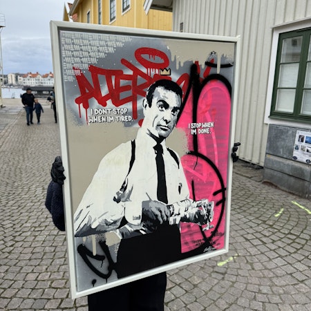 "I stop when I'm done" av Mike Blomqvist, blandteknik med sprayfärg och akryl på duk med målad träram, 64x84 cm.