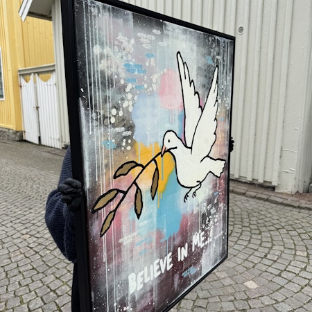 "Believe in me" av Mike Blomqvist, blandteknik med sprayfärg och akryl på duk med målad träram, 84x104 cm.