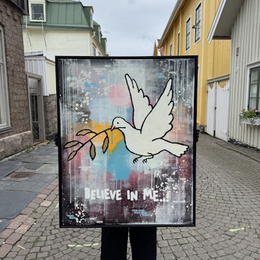 "Believe in me" av Mike Blomqvist, blandteknik med sprayfärg och akryl på duk med målad träram, 84x104 cm.