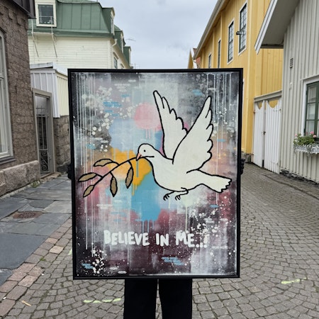 "Believe in me" av Mike Blomqvist, blandteknik med sprayfärg och akryl på duk med målad träram, 84x104 cm.