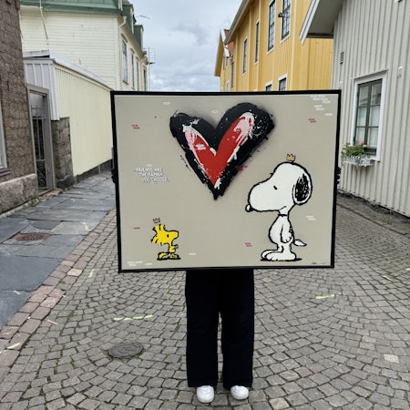 "The family you choose" av Mike Blomqvist, blandteknik med sprayfärg och akryl på duk med målad träram, 84x104 cm.