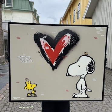 "The family you choose" av Mike Blomqvist, blandteknik med sprayfärg och akryl på duk med målad träram, 84x104 cm.