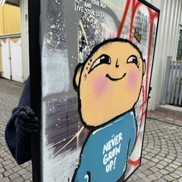 "Never grow up!" av Mike Blomqvist, blandteknik med sprayfärg och akryl på duk med målad träram, 84x104 cm.