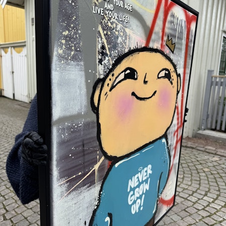 "Never grow up!" av Mike Blomqvist, blandteknik med sprayfärg och akryl på duk med målad träram, 84x104 cm.