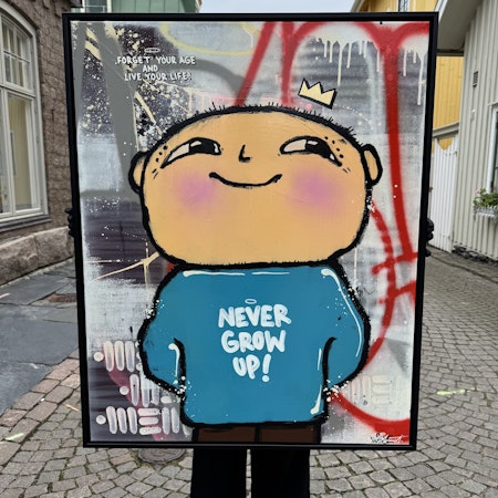 "Never grow up!" av Mike Blomqvist, blandteknik med sprayfärg och akryl på duk med målad träram, 84x104 cm.