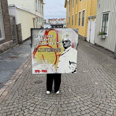 "If You Can Dream It, You Can Do It – Enzo Ferrari" av Mike Blomqvist, blandteknik med sprayfärg och akryl på duk med målad träram, 100x100 cm.