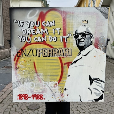 "If You Can Dream It, You Can Do It – Enzo Ferrari" av Mike Blomqvist, blandteknik med sprayfärg och akryl på duk med målad träram, 100x100 cm.