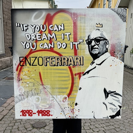 "If You Can Dream It, You Can Do It – Enzo Ferrari" av Mike Blomqvist, blandteknik med sprayfärg och akryl på duk med målad träram, 100x100 cm.