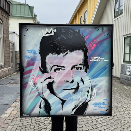 "Tomorrow Belongs to Those Who Can Hear It Coming" av Mike Blomqvist, blandteknik med sprayfärg och akryl på duk, 104x104 cm.