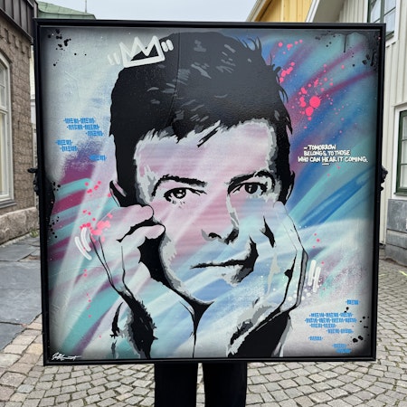 "Tomorrow Belongs to Those Who Can Hear It Coming" av Mike Blomqvist, blandteknik med sprayfärg och akryl på duk, 104x104 cm.