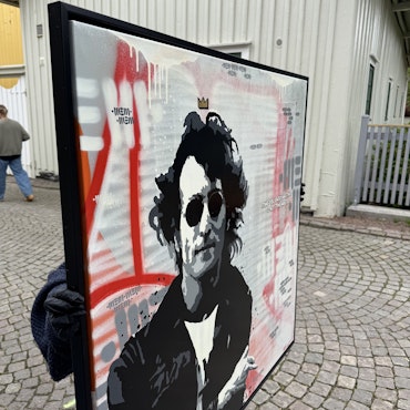 "Time You Enjoy Wasting Is Not Time Wasted" av Mike Blomqvist, blandteknik med sprayfärg och akryl på duk, 104x104 cm.