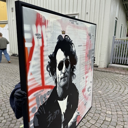 "Time You Enjoy Wasting Is Not Time Wasted" av Mike Blomqvist, blandteknik med sprayfärg och akryl på duk, 104x104 cm.