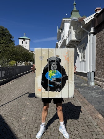 "Handle With Care" av Mike Blomqvist, sprayfärg och akryl på träpanel, 76x96 cm.