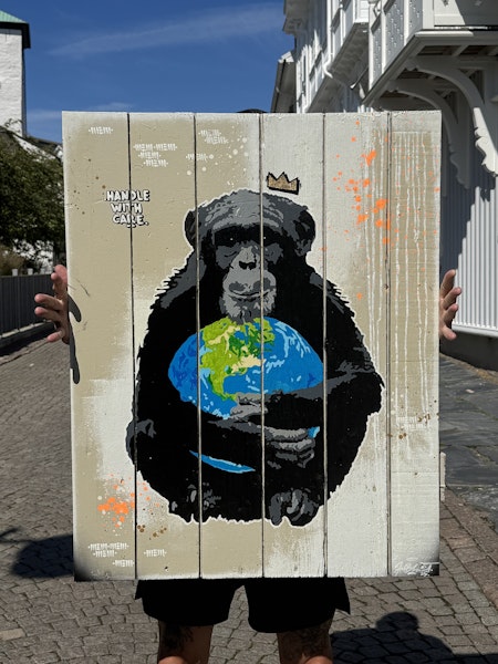 "Handle With Care" av Mike Blomqvist, sprayfärg och akryl på träpanel, 76x96 cm.