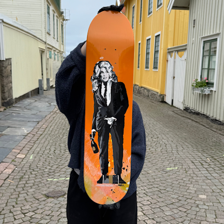 "Dolly Parton" Blandteknik på skateboard av Mike Blomqvist, 20x80 cm