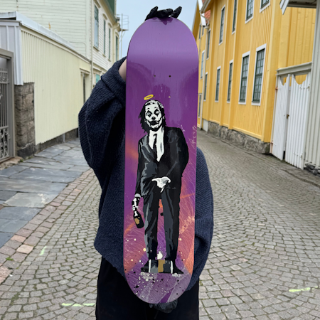 "Joker" Blandteknik på skateboard av Mike Blomqvist, 20x80 cm