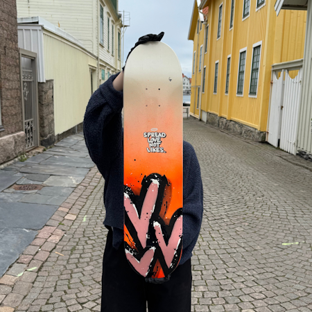 Spread love not likes, blandteknik på skateboard av Mike Blomqvist, 80x20 cm
