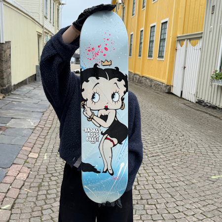 Badass boss babe!, Blandteknik på skateboard av Mike Blomqvist, 80x20 cm