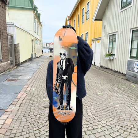 KARL L., Blandteknik på skateboard av Mike Blomqvist, 80x20 cm