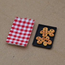 Bricka m handtag, duk, plåt och 6 lussekatter 1:12