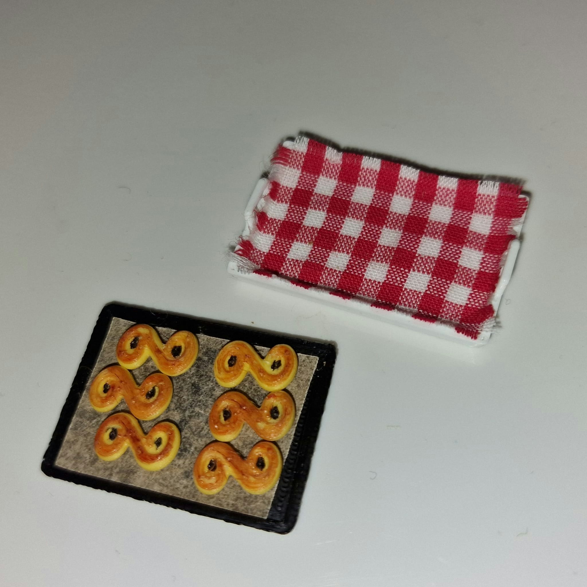 Bricka m handtag, duk, plåt och 6 lussekatter 1:12