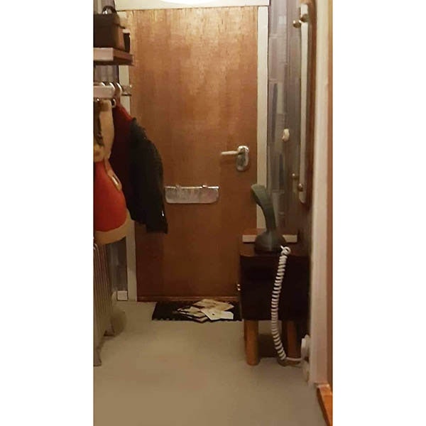 Telefon med sladd och kontakt