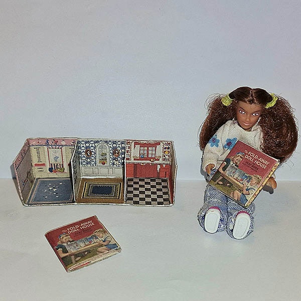 Mini Fold Away Dollhouse