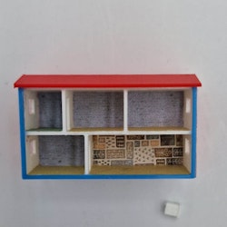 Mini Dockskåp låda med blå list rutigisch tapet 1:18