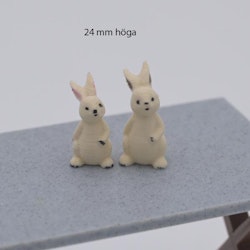 Kanin som sitter och har hand på magen 24 mm hög
