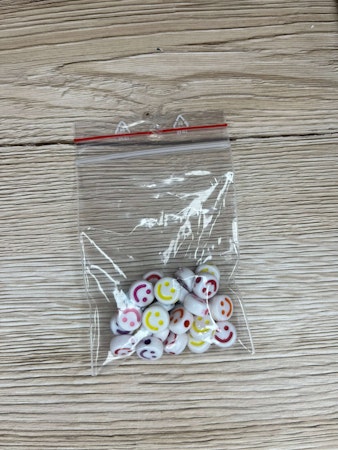 Akrylpärla Smiley 10 mm, Vit/Färgmix (25st)