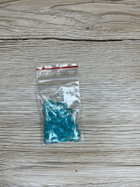 Glaspärla chip 7-8 mm, Turkos/Klar (10g)